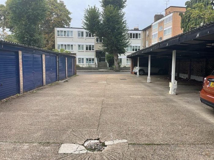 Photo of Broomfield Rd Kew Rd, Richmond, TW9