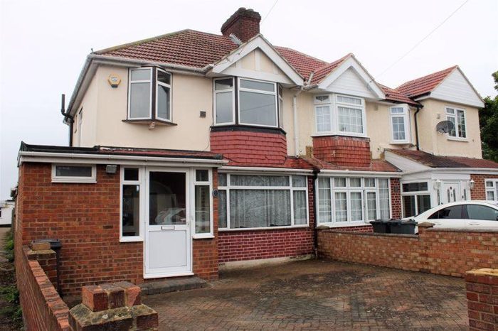 Photo of Richmond Avenue, Heathrow, TW14
