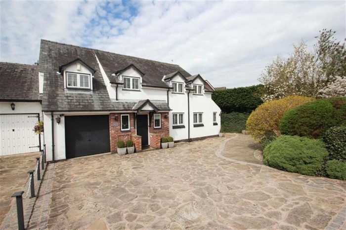 Photo of Chapel Lane, Trafford, WA15