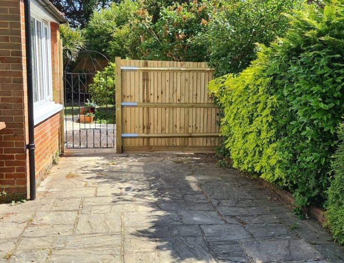 Photo of Russells Crescent, Gatwick, RH6